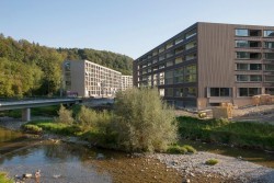 Blick über die Sihl zu Gewerbe- und Wohnhaus Areal A und Wohnhäuser Areal B