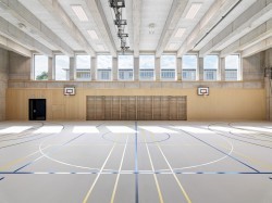 Innenansicht der Turnhalle in Querrichtung