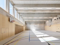 Innenansicht der Turnhalle in Längsrichtung