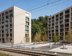 Öffentlicher Platz neben Haus B2 und vor Haus B1