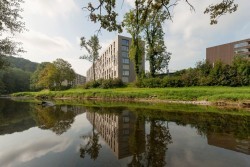 Blick über die Sihl Richtung Haus B2 mit Nord- und Ostfassade