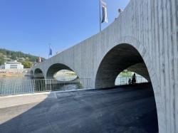 Seitenansicht der Brücke mit Blick vom Ufer Seite Aarau her