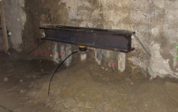 Belastungsprobe für Mikropfahl mit hydraulischer Presse