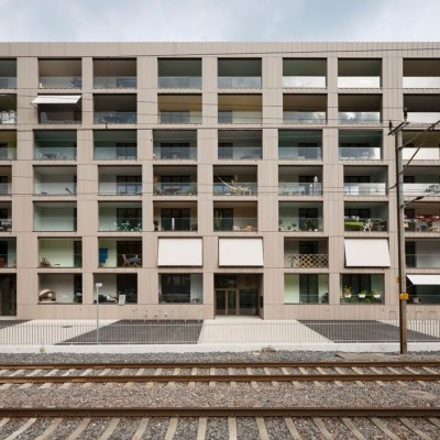 Frontansicht, Westfassade mit Hauseingang und Loggien