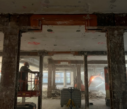 Freigelegtes Stahltragwerk (Stützen und Träger) Ebene L4