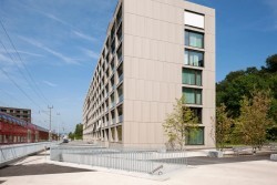 Südfassade Haus B2 mit vorgehängten Keramikplatten