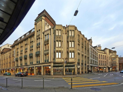 Aussenansicht Nord auf den Haupteingang vom Seidenhof