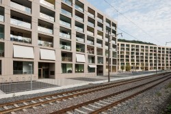 Westfassaden Haus B2 längs Bahntrasse und B1 im Hintergrund