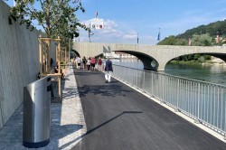 Langsamverkehrs-Zone im Uferbereich Seite Aarau mit geneigten Stützmauern und Begrünung