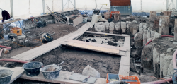 Gebäude B: Momentaufnahmen während der Grabungen in Archäologiefeld A